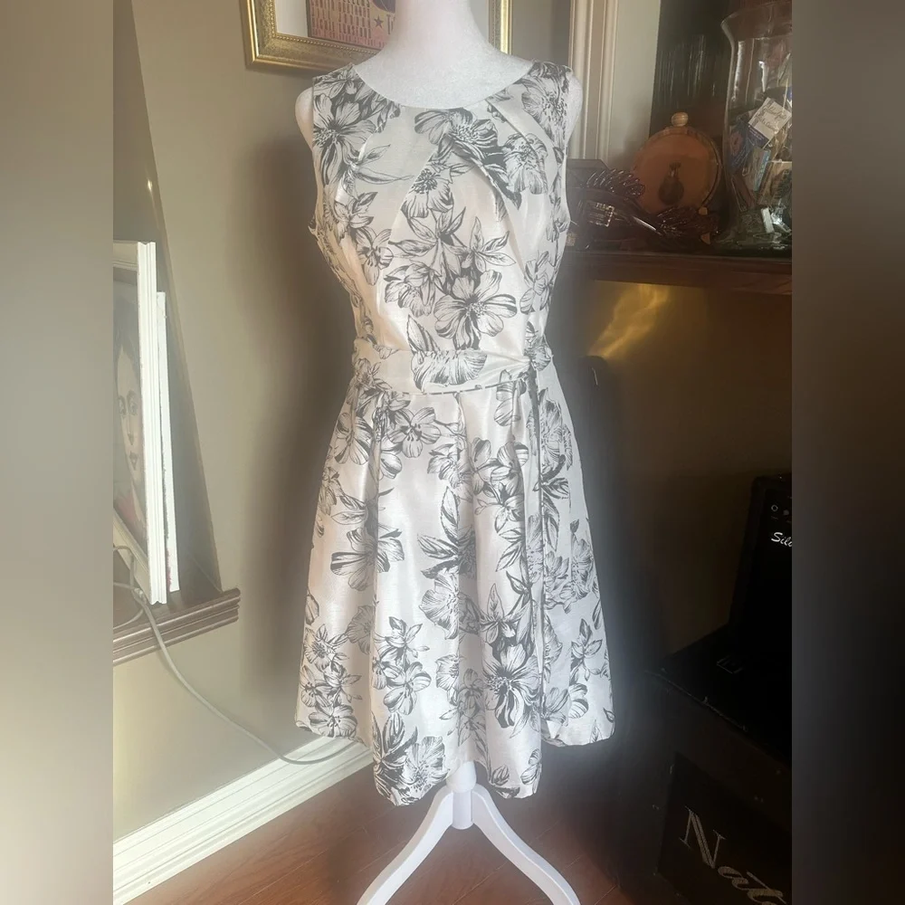 Jessica Howard White and Black Floral Sleeveless Midi Dress